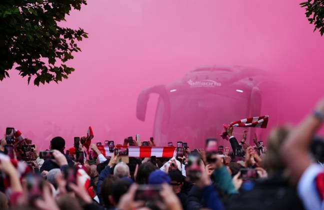 Arsenal fans greet the arrival of the team bus Arsenal v Burnley, Premier League, Football, Emirates Stadium, London, UK - 18 May 2026London Emirates Stadium United Kingdom EDITORIAL USE ONLY No use with unauthorised audio, video, data, fixture lists, club league logos or live services. Online in-match use limited to 120 images, no video emulation. No use in betting, games or single club league player publications.  Copyright: xJavierxGarcia Shutterstockx 16881286k