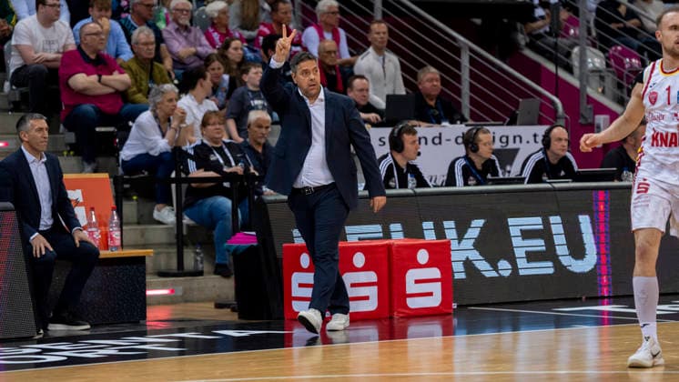 Sasa Filipovski Fitness First Wuerzburg Baskets, Headcoach, Coach, Trainer gives instructions, gesticulates, gesticulate with arms gives instructions, gesticulate, gesticolando, emotions Telekom Baskets Bonn Fitness First Wuerzburg Baskets 18 05 2026 Basketball, easyCredit Basketball Bundesliga, Playoffs, Quarterfinals Game 2, GER, Bonn, Telekom Dome Bonn Copyright: HMBxMedia xMarcoxBader