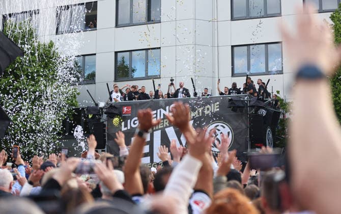 18 05 2026, Football, Men, 2 Bundesliga, Season 2025 2026, SV 07 Elversberg promotion celebration The SV 07 Elversberg team celebrates promotion to the Bundesliga on a temporary balcony in front of the town hall in Spiesen Elversberg Spiesen Elversberg Rathaus Saarland Germany DEU Copyright: xFabianxKleerx
