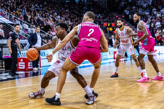 Johnathan Stove Fitness First Wuerzburg Baskets, 22 vs Alijah Comithier Telekom Baskets Bonn, 02 Telekom Baskets Bonn vs Fitness First Wuerzburg Baskets, Basketball, easy Credit BBL, Playoffs, Quarterfinals, 2 Matchday, 2025 2026, 18 05 2026 Telekom Baskets Bonn vs Fitness First Wuerzburg Baskets, Basketball, easy Credit BBL, Playoffs, Quarterfinals, 2 Matchday, 2025 2026, 18 05 2026 Bonn Copyright: xEibner-Pressefoto GerhardxWingenderx EP_GWR