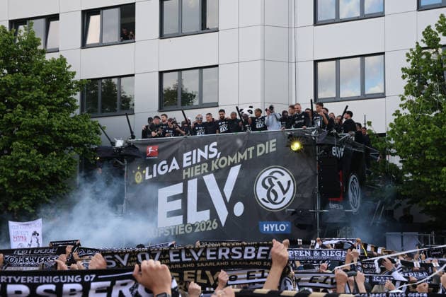 18 05 2026, Football, Men, 2 Bundesliga, Season 2025 2026, SV 07 Elversberg promotion party The SV 07 Elversberg team celebrates promotion to the Bundesliga on a temporary balcony in front of the town hall in Spiesen Elversberg Spiesen Elversberg Rathaus Saarland Germany DEU Copyright: xFabianxKleerx