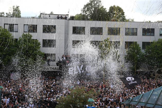 18 05 2026, xrekx, Fußball 2 Bundesliga, SV Elversberg Aufstiegsfeier v l SV Elversberg Mannschaft feiert den Aufstieg Fans ,Stimmung, Schals, Ultras, Zuschauer, Besucher, Choreo, Choreografie, atmosphere, scarves, spectators, visitors DFL DFB REGULATIONS PROHIBIT ANY USE OF PHOTOGRAPHS as IMAGE SEQUENCES and or QUASI VIDEO Elversberg