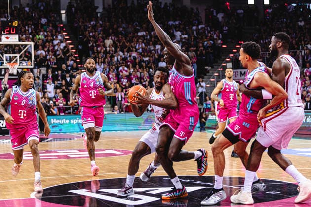 easyCredit Basketball Bundesliga, 2 Playoff Quarterfinals Telekom Baskets Bonn vs Fitness First Baskets Würzburg, 18 05 2026 Johnathan Stove Würzburg 22 vs Kur Jongkuch Telekom Baskets Bonn 15 easyCredit Basketball Bundesliga, 2 Playoff Quarterfinals Telekom Baskets Bonn vs Fitness First Baskets Würzburg, 18 05 2026, Telekom Dome Bonn Copyright: xBEAUTIFULxSPORTS Derixx