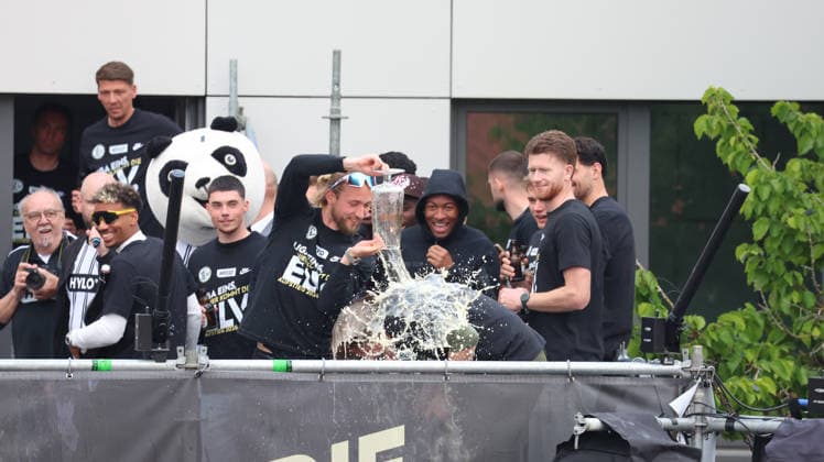 18 05 2026, xrekx, Fußball 2 Bundesliga, SV Elversberg Aufstiegsfeier v l Tim Boss SV 07 Elversberg Bierdusche Vincent Wagner Trainer SV 07 Elversberg DFL DFB REGULATIONS PROHIBIT ANY USE OF PHOTOGRAPHS as IMAGE SEQUENCES and or QUASI VIDEO Elversberg