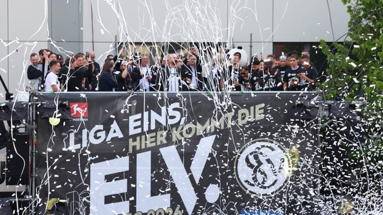 18 05 2026, xrekx, Fußball 2 Bundesliga, SV Elversberg Aufstiegsfeier v l SV Elversberg Mannschaft feiert den Aufstieg DFL DFB REGULATIONS PROHIBIT ANY USE OF PHOTOGRAPHS as IMAGE SEQUENCES and or QUASI VIDEO Elversberg
