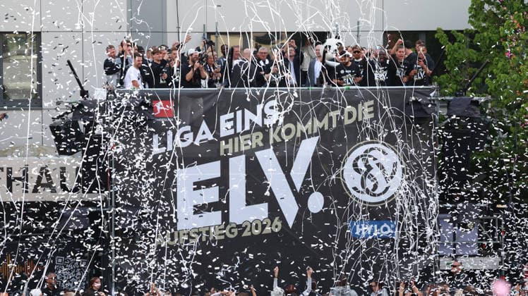 18 05 2026, xrekx, Fußball 2 Bundesliga, SV Elversberg Aufstiegsfeier v l SV Elversberg Mannschaft feiert den Aufstieg DFL DFB REGULATIONS PROHIBIT ANY USE OF PHOTOGRAPHS as IMAGE SEQUENCES and or QUASI VIDEO Elversberg
