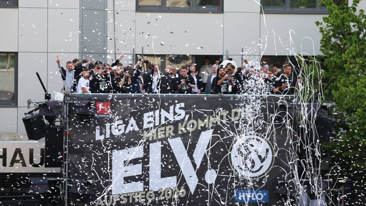 18 05 2026, xrekx, Fußball 2 Bundesliga, SV Elversberg Aufstiegsfeier v l SV Elversberg Mannschaft feiert den Aufstieg DFL DFB REGULATIONS PROHIBIT ANY USE OF PHOTOGRAPHS as IMAGE SEQUENCES and or QUASI VIDEO Elversberg