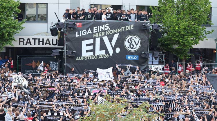 18 05 2026, xrekx, Fußball 2 Bundesliga, SV Elversberg Aufstiegsfeier v l SV Elversberg Mannschaft feiert den Aufstieg Bambasà Contà SV 07 Elversberg Fans ,Stimmung, Schals, Ultras, Zuschauer, Besucher, Choreo, Choreografie, atmosphere, scarves, spectators, visitors DFL DFB REGULATIONS PROHIBIT ANY USE OF PHOTOGRAPHS as IMAGE SEQUENCES and or QUASI VIDEO Elversberg