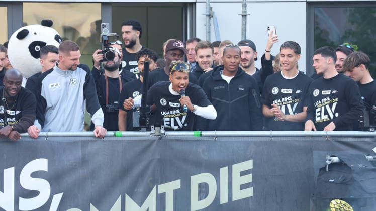18 05 2026, xrekx, Fußball 2 Bundesliga, SV Elversberg Aufstiegsfeier v l SV Elversberg Mannschaft feiert den Aufstieg Fans ,Stimmung, Schals, Ultras, Zuschauer, Besucher, Choreo, Choreografie, atmosphere, scarves, spectators, visitors Vincent Wagner Trainer SV 07 Elversberg Bambasà Contà SV 07 Elversberg DFL DFB REGULATIONS PROHIBIT ANY USE OF PHOTOGRAPHS as IMAGE SEQUENCES and or QUASI VIDEO Elversberg