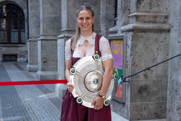 Klara Buehl FC Bayern Muenchen women, 17 with championship trophy Reception German champion and cup winner FC Bayern Muenchen women, soccer, entry in the big guest book of the city of Munich, season 2025 2026, 17 05 2026 Photo HMB Media Heike Feiner Copyright: HMBxMedia HeikexFeiner