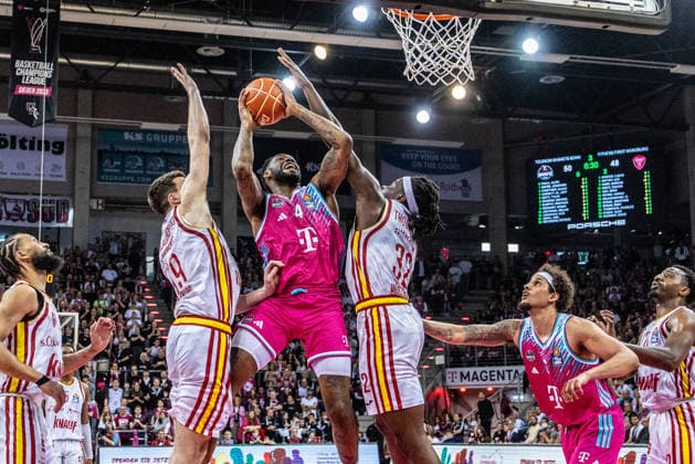 Jeff Garrett Jr Telekom Baskets Bonn, 04 at the basket vs Charles Thompson Fitness First Wuerzburg Baskets, 32 , Christian Skladanowski Fitness First Wuerzburg Baskets, 19 , Michael Kessens Telekom Baskets Bonn, 06 watches Telekom Baskets Bonn vs Fitness First Wuerzburg Baskets, Basketball, easy Credit BBL, Playoffs, Quarterfinals, Matchday 2, 2025 2026, 18 05 2026 Telekom Baskets Bonn vs Fitness First Wuerzburg Baskets, Basketball, easy Credit BBL, Playoffs, Quarterfinals, Matchday 2, 2025 2026, 18 05 2026 Bonn Copyright: xEibner-Pressefoto GerhardxWingenderx EP_GWR