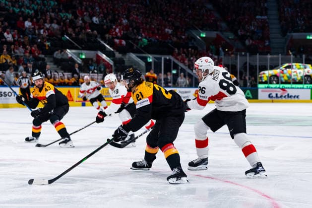 ZURICH, SWITZERLAND - MAY 18: Nicolas Kraemmer (Germany, 21) in a duel against Janis Moser (Switzerland, 86) during the Preliminary Round - Group A Match 19 between Germany and Switzerland at the IIHF Ice hockey, Eishockey World Championship, WM, Weltmeisterschaft 2026, Swiss Life Arena on May 18, 2026 in Zurich, Switzerland. Zurich Switzerland Copyright: xTimoxSteinx