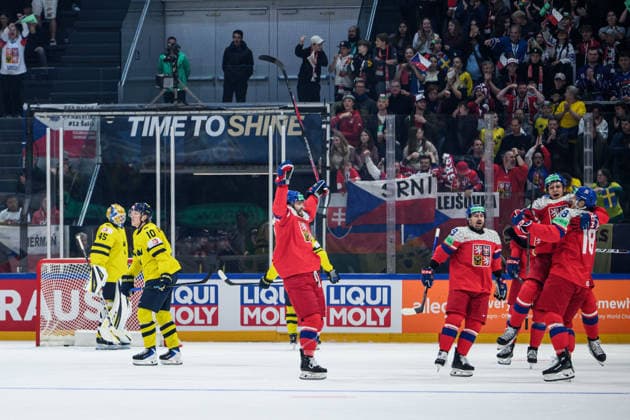 260518 Dominik Kubalik of Czech Republic celebrates after the 0 2 goal and goaltender Magnus Hellberg and Simon Holmström of Sweden looks dejected during the 2026 IIHF Ice Hockey World Championship match between Sweden and Czech Republic on May 18, 2026 in Fribourg Photo Jesper Zerman BILDBYRAN kod JZ JZ0719 ishockey ice hockey ishockey vm 2026 vm 2026 iihf world championship sverige sweden tjeckien czech republic bbeng jubel depp  Copyright: JESPERxZERMAN BB260518JZ122