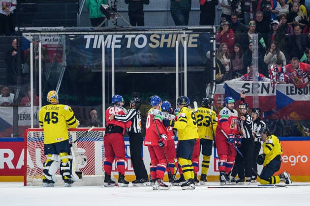 260518 Players clash after the 0 3 goal during the 2026 IIHF Ice Hockey World Championship match between Sweden and Czech Republic on May 18, 2026 in Fribourg Photo Jesper Zerman BILDBYRAN kod JZ JZ0719 ishockey ice hockey ishockey vm 2026 vm 2026 iihf world championship sverige sweden tjeckien czech republic bbeng  Copyright: JESPERxZERMAN BB260518JZ124