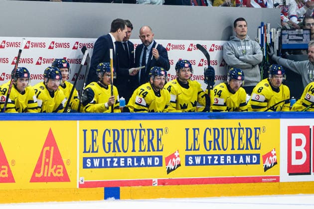 260518 Head coach Sam Hallam, assistant coach Stefan Klockare and assistant coach Anders Sörensen of Sweden during the 2026 IIHF Ice Hockey World Championship match between Sweden and Czech Republic on May 18, 2026 in Fribourg Photo Jesper Zerman BILDBYRAN kod JZ JZ0719 ishockey ice hockey ishockey vm 2026 vm 2026 iihf world championship sverige sweden tjeckien czech republic bbeng  Copyright: JESPERxZERMAN BB260518JZ128