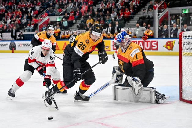 ZURICH, SWITZERLAND MAY 18 Leon Huttl of Germany L protects the puck from Pius Suter of Switzerland during the 2026 IIHF Ice Hockey World Championship Switzerland game between Germany and Switzerland at Swiss Life Arena on May 18, 2026 in Zurich, Zurich Zurich Swiss Life Arena Zurich Switzerland Copyright: xJustPictures.ch AndreaxBrancax jp-en-EuSpIm-JP7_ANB_Ger_Sui_18052026_1102