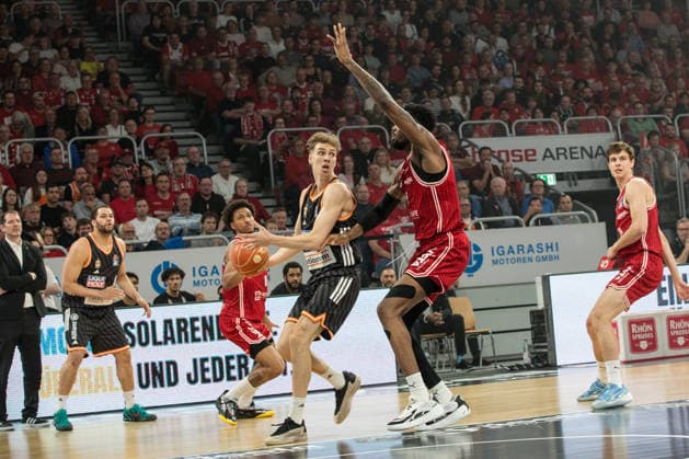 Bamberg, Germany 18 May 2026 1 BBL Playoff Quarterfinals 2025 2026 Sp 2 Bamberg Baskets vs Ratiopharm Ulm In the picture from left in the duel Tobias Jensen Ulm vs Ejiofor Onu Bamberg Brose Arena Bayern Copyright: xFotostandx xSchmittx