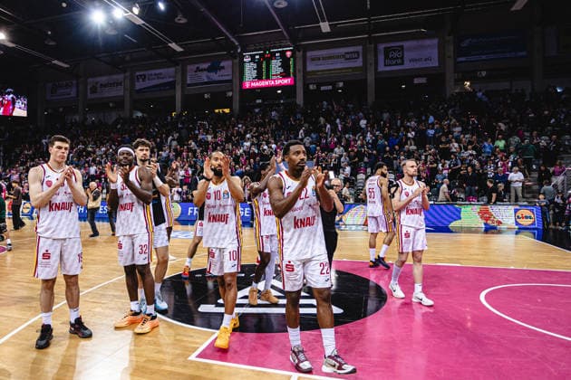 easyCredit Basketball Bundesliga, 2 Playoff Quarterfinals Telekom Baskets Bonn vs Fitness First Baskets Würzburg, 18 05 2026 Disappointed Würzburg thanks its fans easyCredit Basketball Bundesliga, 2 Playoff Quarterfinals Telekom Baskets Bonn vs Fitness First Baskets Würzburg, 18 05 2026, Telekom Dome Bonn Copyright: xBEAUTIFULxSPORTS Derixx