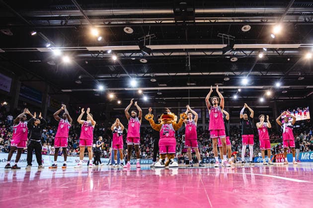 easyCredit Basketball Bundesliga, 2 Playoff Quarterfinals Telekom Baskets Bonn vs Fitness First Baskets Würzburg, 18 05 2026 The Bonn team celebrates their victory with the fans easyCredit Basketball Bundesliga, 2 Playoff Quarterfinals Telekom Baskets Bonn vs Fitness First Baskets Würzburg, 18 05 2026, Telekom Dome Bonn Copyright: xBEAUTIFULxSPORTS Derixx