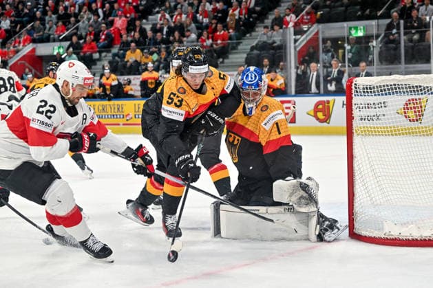 ZURICH, SWITZERLAND MAY 18 Nino Niederreiter of Switzerland tries to score against Moritz Seider of Germany and goalkeeper Jonas Stettmer of Germany during the 2026 IIHF Ice Hockey World Championship Switzerland game between Germany and Switzerland at Swiss Life Arena on May 18, 2026 in Zurich, Zurich Zurich Swiss Life Arena Zurich Switzerland Copyright: xJustPictures.ch AndreaxBrancax jp-en-EuSpIm-JP7_ANB_Ger_Sui_18052026_1476