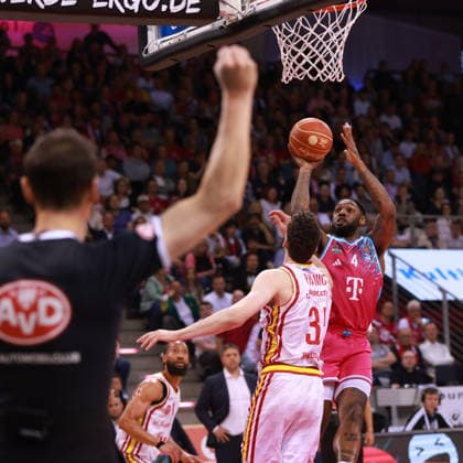 Jeff Garrett Bonn throws in front of Alen Pjanic Würzburg , Bonn, Germany, 18 05 2026, Basketball Bundesliga, 2 Quarterfinals, Telekom Baskets Bonn vs Fitness First Würzburg Baskets