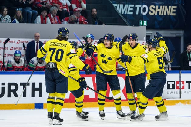 260518 Simon Holmström of Sweden celebrate with team mates after the 2 3 goal during the 2026 IIHF Ice Hockey World Championship match between Sweden and Czech Republic on May 18, 2026 in Fribourg Photo Jesper Zerman BILDBYRAN kod JZ JZ0719 ishockey ice hockey ishockey vm 2026 vm 2026 iihf world championship sverige sweden tjeckien czech republic bbeng jubel  Copyright: JESPERxZERMAN BB260518JZ133