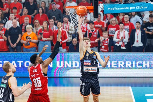 Ejiofor Onu BMA365 Bamberg Baskets, 35 , Tobias Jensen ratiopharm Ulm, 07 , BMA365 Bamberg Baskets vs ratiopharm Ulm, Basketball, easyCredit BBL, Playoff Quarterfinals, Game 2, 18 05 2026 BMA365 Bamberg Baskets vs ratiopharm Ulm, Basketball, easyCredit BBL, Playoff Quarterfinals, Game 2, 18 05 2026 Bamberg Copyright: xEibner-Pressefoto G.xSantemizx EP_EER