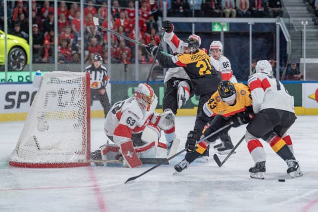 18 05 2026, Zurich, Swiss Life Arena, Ice Hockey World Championships Germany Switzerland, 63 goalkeeper Leonardo Genoni Switzerland , 21 Nicolas Krammer Germany , 43 Andreas Eder Germany Zurich Swiss Life Arena Zurich Switzerland Copyright: xJustPictures.ch StefanxEmchx jp-de-StEm-DSC0011120260518