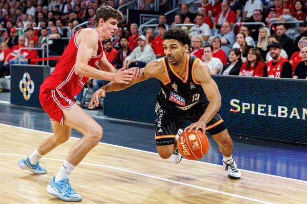 Richard Balint BMA365 Bamberg Baskets, 11 , Mark Smith ratiopharm Ulm, 13 , BMA365 Bamberg Baskets vs ratiopharm Ulm, Basketball, easyCredit BBL, Playoff Quarterfinals, Game 2, 18 05 2026 BMA365 Bamberg Baskets vs ratiopharm Ulm, Basketball, easyCredit BBL, Playoff Quarterfinals, Game 2, 18 05 2026 Bamberg Copyright: xEibner-Pressefoto G.xSantemizx EP_EER