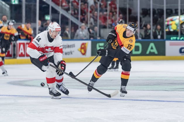 18 05 2026, Zurich, Swiss Life Arena, Ice Hockey World Championships Germany Switzerland, 14 Dean Kukan Switzerland , 15 Stefan Loibl Germany Zurich Swiss Life Arena Zurich Switzerland Copyright: xJustPictures.ch StefanxEmchx jp-de-StEm-DSC0032720260518