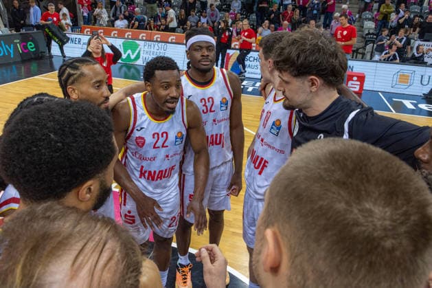Fitness First Wuerzburg Baskets players discuss after the game, Johnathan Stove Fitness First Wuerzburg Baskets, 22 , Charles Thompson Fitness First Wuerzburg Baskets, 32 ,Christian Skladanowski Fitness First Wuerzburg Baskets, 19 , Marcus Carr Fitness First Wuerzburg Baskets, 05 Telekom Baskets Bonn vs Fitness First Wuerzburg Baskets, Basketball, easy Credit BBL, Playoffs, Quarterfinals, 2 Matchday, 2025 2026, 18 05 2026 Telekom Baskets Bonn vs Fitness First Wuerzburg Baskets, Basketball, easy Credit BBL, Playoffs, Quarterfinals, 2 Matchday, 2025 2026, 18 05 2026 Bonn Copyright: xEibner-Pressefoto GerhardxWingenderx EP_GWR