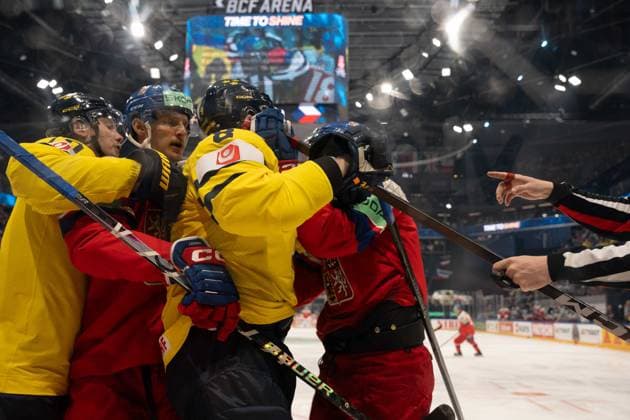 FRIBOURG, FRIBOURG - MAY 18: Two Sweden players battle with two Czechia players during a scrum on the ice during the 2026 IIHF World Championship, WM, Weltmeisterschaft Preliminary Round Group B match between Sweden and Czechia at BCF Arena on May 18, 2026 in Fribourg, Fribourg, Switzerland. Copyright: xLivioxBaeriswylx xSPPx Sportspressphoto_SPR149678