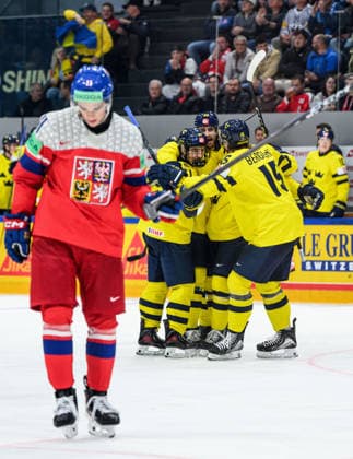 260518 Oliver Ekman Larsson of Sweden celebrate with team mates after the 3 4 goal during the 2026 IIHF Ice Hockey World Championship match between Sweden and Czech Republic on May 18, 2026 in Fribourg Photo Jesper Zerman BILDBYRAN kod JZ JZ0719 ishockey ice hockey ishockey vm 2026 vm 2026 iihf world championship sverige sweden tjeckien czech republic bbeng jubel  Copyright: JESPERxZERMAN BB260518JZ141