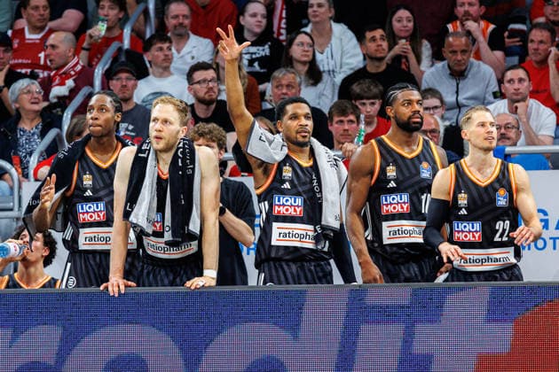 Mohamed Diakite ratiopharm Ulm, 05 , Christian Sengfelder ratiopharm Ulm, 43 , Justin Simon ratiopharm Ulm, 15 , Malik Osborne ratiopharm Ulm, 10 , Thomas Klepeisz ratiopharm Ulm, 22 , team, squad, cheers, jubilation, positive emotion, positive emotion, BMA365 Bamberg Baskets vs ratiopharm Ulm, basketball, easyCredit BBL, playoff quarterfinals, game 2, 18 05 2026 BMA365 Bamberg Baskets vs ratiopharm Ulm, basketball, easyCredit BBL, playoff quarterfinals, game 2, 18 05 2026 Bamberg Copyright: xEibner-Pressefoto G.xSantemizx EP_EER