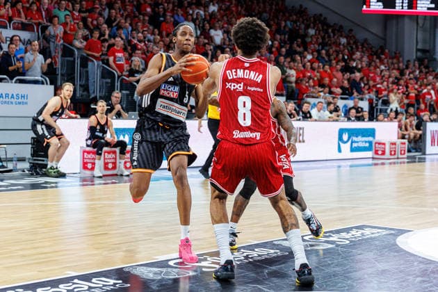 Mohamed Diakite ratiopharm Ulm, 05 , Demarcus Demonia BMA365 Bamberg Baskets, 08 , BMA365 Bamberg Baskets vs ratiopharm Ulm, Basketball, easyCredit BBL, Playoff Quarterfinals, Game 2, 18 05 2026 BMA365 Bamberg Baskets vs ratiopharm Ulm, Basketball, easyCredit BBL, Playoff Quarterfinals, Game 2, 18 05 2026 Bamberg Copyright: xEibner-Pressefoto G.xSantemizx EP_EER