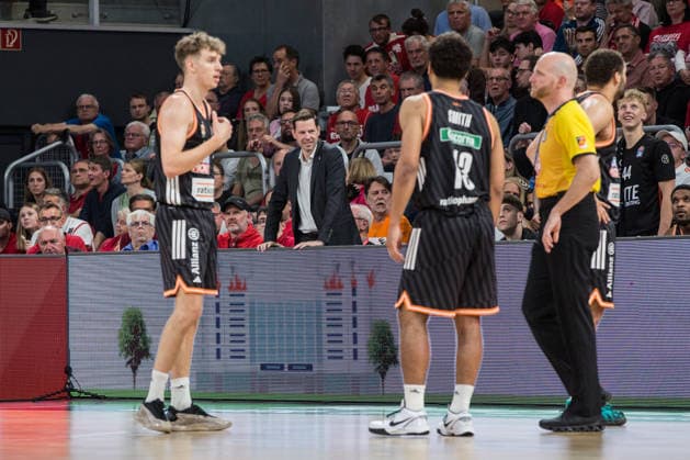 Bamberg, Germany 18 May 2026 1 BBL Playoff Quarterfinals 2025 2026 Sp 2 Bamberg Baskets vs Ratiopharm Ulm In the picture Sports Director of Ulm Thorsten Leibenath shouts something to the referees Brose Arena Bayern Copyright: xFotostandx xSchmittx