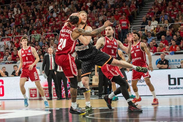 Bamberg, Germany 18 May 2026 1 BBL Playoff Quarterfinals 2025 2026 Sp 2 Bamberg Baskets vs Ratiopharm Ulm Pictured from left Cobe Williams Bamberg , Christian Sengfelder Ulm and Daniel Keppeler Bamberg Brose Arena Bayern Copyright: xFotostandx xSchmittx