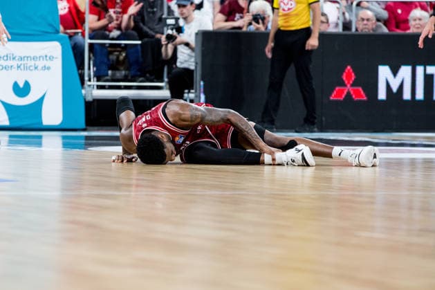 Bamberg, Germany 18 May 2026 1 BBL Playoff Quarterfinals 2025 2026 Sp 2 Bamberg Baskets vs Ratiopharm Ulm In the picture Ejiofor Onu Bamberg lies injured on the floor and holds his foot Brose Arena Bayern Copyright: xFotostandx xSchmittx