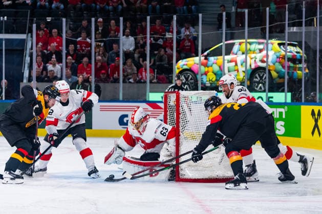 ZURICH, SWITZERLAND - MAY 18: Nicolas Kraemmer (Germany, 21) and Parker Tuomie (Germany, 62) against Leonardo Genoni (Switzerland, 63) during the Preliminary Round - Group A Match 19 between Germany and Switzerland at the IIHF Ice hockey, Eishockey World Championship, WM, Weltmeisterschaft 2026, Swiss Life Arena on May 18, 2026 in Zurich, Switzerland. Zurich Switzerland Copyright: xTimoxSteinx