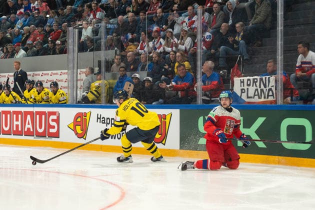 FRIBOURG, FRIBOURG - MAY 18: Simon Holmström of Sweden battles with Matej Blumel of Czechia during the 2026 IIHF World Championship, WM, Weltmeisterschaft Preliminary Round Group B match between Sweden and Czechia at BCF Arena on May 18, 2026 in Fribourg, Fribourg, Switzerland. Copyright: xLivioxBaeriswylx xSPPx Sportspressphoto_SPR149681
