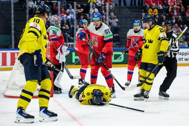 260518 Oscar Sundqvist of Sweden and Libor Hajek of Czech Republic during the 2026 IIHF Ice Hockey World Championship match between Sweden and Czech Republic on May 18, 2026 in Fribourg Photo Jesper Zerman BILDBYRAN kod JZ JZ0719 ishockey ice hockey ishockey vm 2026 vm 2026 iihf world championship sverige sweden tjeckien czech republic bbeng  Copyright: JESPERxZERMAN BB260518JZ155