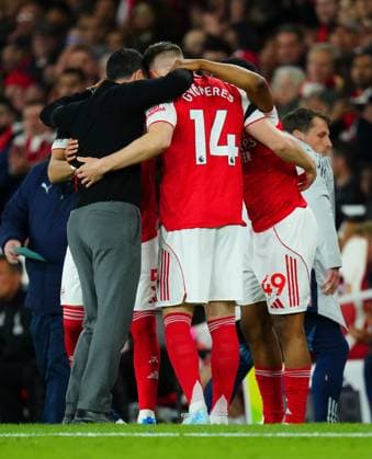 Arsenal Manager Mikel Arteta in a mini huddle with substitutes Piero HincapiÃ , Viktor Gyokeres and Myles Lewis-Skelly Arsenal v Burnley, Premier League, Football, Emirates Stadium, London, UK - 18 May 2026London Emirates Stadium United Kingdom EDITORIAL USE ONLY No use with unauthorised audio, video, data, fixture lists, club league logos or live services. Online in-match use limited to 120 images, no video emulation. No use in betting, games or single club league player publications.  Copyright: xJavierxGarcia Shutterstockx 16881286aa
