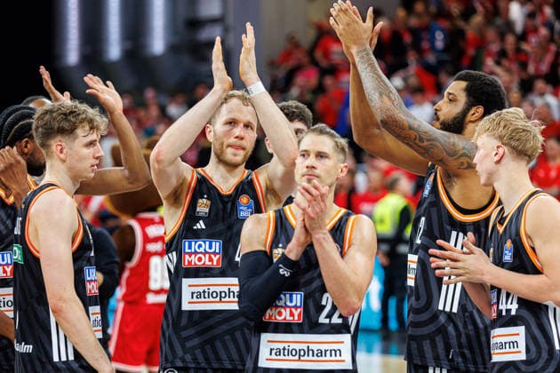 Tobias Jensen ratiopharm Ulm, 07 , Christian Sengfelder ratiopharm Ulm, 43 , Thomas Klepeisz ratiopharm Ulm, 22 , end of game, disappointed, disappointment, negative emotions, negative emotion, BMA365 Bamberg Baskets vs ratiopharm Ulm, Basketball, easyCredit BBL, Playoff quarterfinals, game 2, 18 05 2026 BMA365 Bamberg Baskets vs ratiopharm Ulm, Basketball, easyCredit BBL, Playoff quarterfinals, game 2, 18 05 2026 Bamberg Copyright: xEibner-Pressefoto G.xSantemizx EP_EER