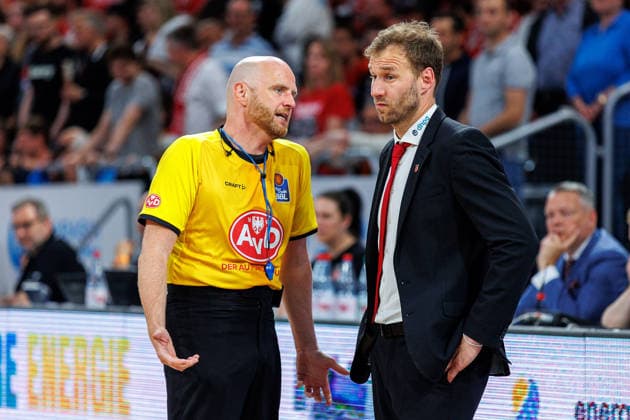 Benjamin Barth Referee , Anton Gavel BMA365 Bamberg Baskets, Coach , BMA365 Bamberg Baskets vs ratiopharm Ulm, Basketball, easyCredit BBL, Playoff Quarterfinals, Game 2, 18 05 2026 BMA365 Bamberg Baskets vs ratiopharm Ulm, Basketball, easyCredit BBL, Playoff Quarterfinals, Game 2, 18 05 2026 Bamberg Copyright: xEibner-Pressefoto G.xSantemizx EP_EER