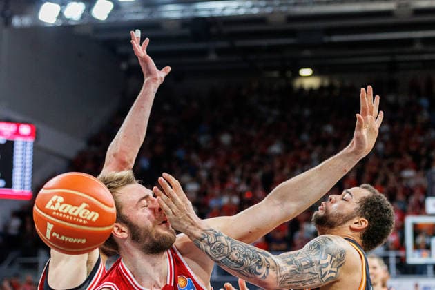 Moritz Krimmer BMA365 Bamberg Baskets, 27 , Christopher Ledlum ratiopharm Ulm, 04 , BMA365 Bamberg Baskets vs ratiopharm Ulm, Basketball, easyCredit BBL, Playoff Quarterfinals, Game 2, 18 05 2026 BMA365 Bamberg Baskets vs ratiopharm Ulm, Basketball, easyCredit BBL, Playoff Quarterfinals, Game 2, 18 05 2026 Bamberg Copyright: xEibner-Pressefoto G.xSantemizx EP_EER