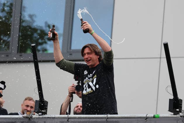 18 05 2026, Football, Men, 2 Bundesliga, Season 2025 2026, SV 07 Elversberg promotion celebration The SV 07 Elversberg team celebrates promotion to the Bundesliga on a makeshift balcony in front of the town hall in Spiesen Elversberg, Coach Vincent Wagner SV 07 Elversberg Spiesen Elversberg Rathaus Saarland Germany DEU Copyright: xFabianxKleerx