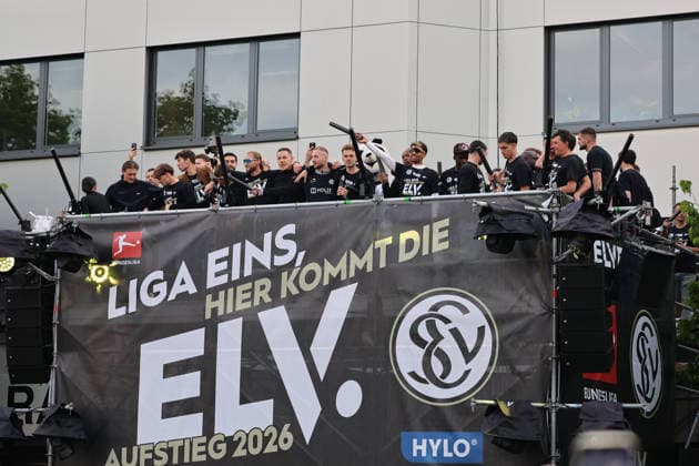 18 05 2026, Football, Men, 2 Bundesliga, Season 2025 2026, SV 07 Elversberg promotion party The SV 07 Elversberg team celebrates promotion to the Bundesliga on a temporary balcony in front of the town hall in Spiesen Elversberg Spiesen Elversberg Rathaus Saarland Germany DEU Copyright: xFabianxKleerx