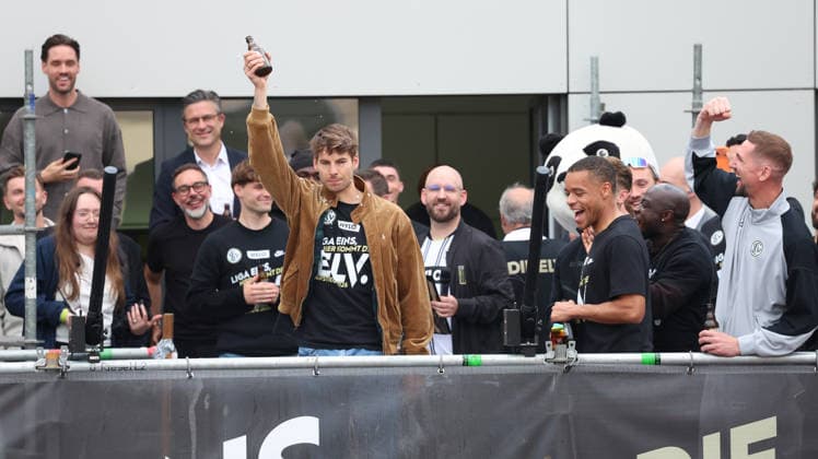 18 05 2026, xrekx, Fußball 2 Bundesliga, SV Elversberg Aufstiegsfeier v l Maximilian Rohr SV 07 Elversberg DFL DFB REGULATIONS PROHIBIT ANY USE OF PHOTOGRAPHS as IMAGE SEQUENCES and or QUASI VIDEO Elversberg