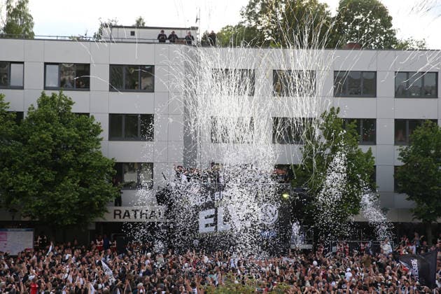 18 05 2026, xrekx, Fußball 2 Bundesliga, SV Elversberg Aufstiegsfeier v l SV Elversberg Mannschaft feiert den Aufstieg Fans ,Stimmung, Schals, Ultras, Zuschauer, Besucher, Choreo, Choreografie, atmosphere, scarves, spectators, visitors DFL DFB REGULATIONS PROHIBIT ANY USE OF PHOTOGRAPHS as IMAGE SEQUENCES and or QUASI VIDEO Elversberg