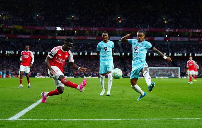Bukayo Saka of Arsenal crosses past Lucas Pires of Burnley Arsenal v Burnley, Premier League, Football, Emirates Stadium, London, UK - 18 May 2026London Emirates Stadium United Kingdom EDITORIAL USE ONLY No use with unauthorised audio, video, data, fixture lists, club league logos or live services. Online in-match use limited to 120 images, no video emulation. No use in betting, games or single club league player publications.  Copyright: xJavierxGarcia Shutterstockx 16881286bj